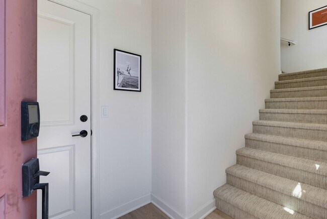 Building Photo - 956 Blackstone Dr