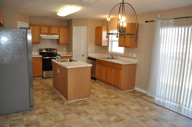 Building Photo - Nice 4 Bedroom 2.5 Bath 2 Car Garage Home ...