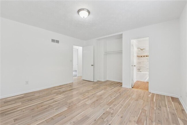 Building Photo - 9176 Greenwood Dr