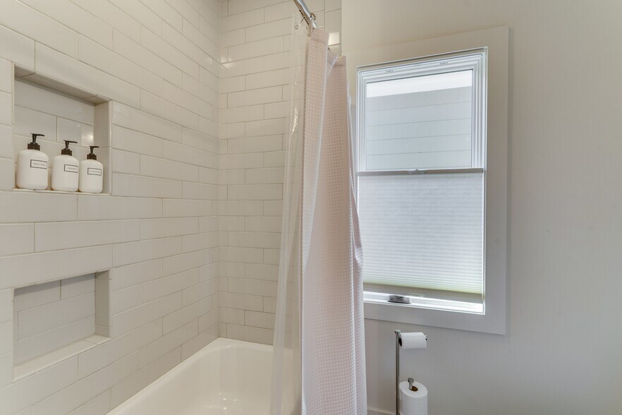 Tub Shower combo - 1910 11th Ave N