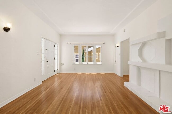 Building Photo - 2011 Beachwood Dr