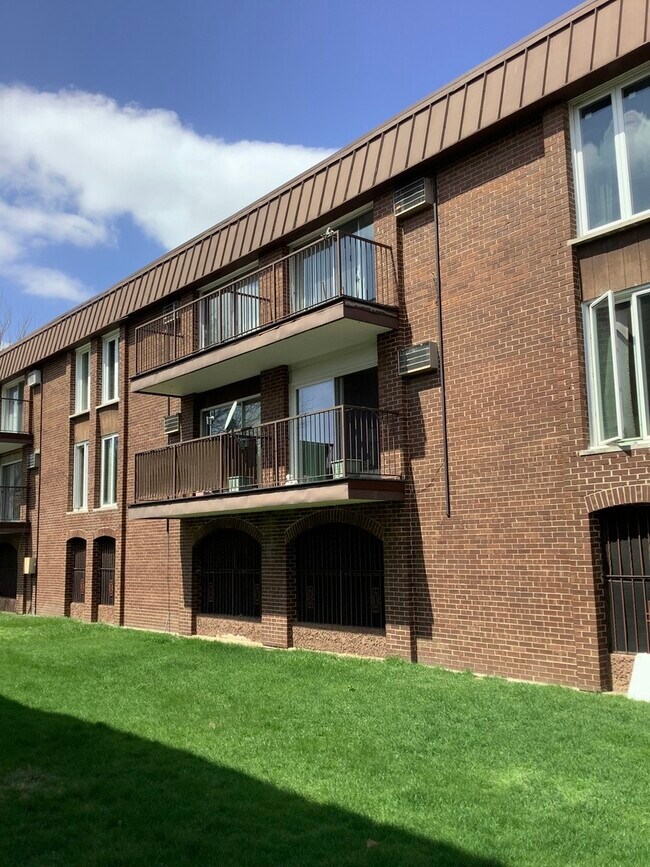 Building Photo - 10408 Menard Ave