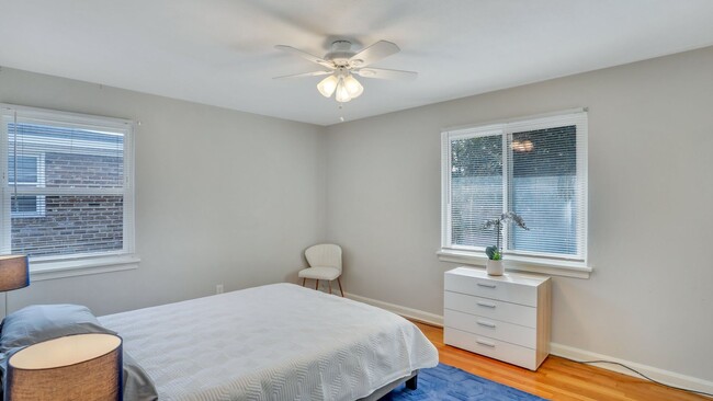 Building Photo - Fully Renovated Units Move-in Ready!