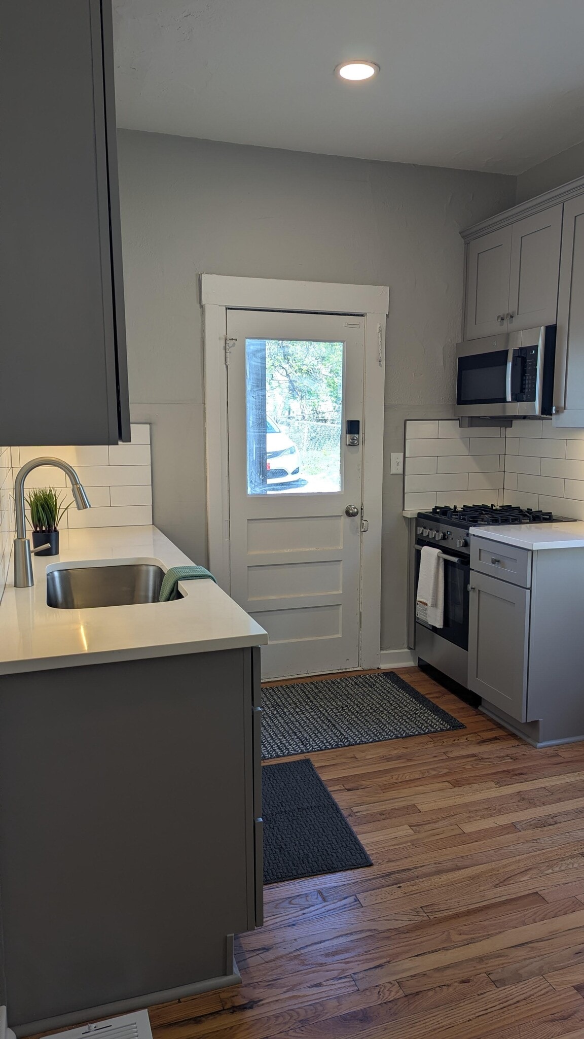 Full kitchen - 4216 Mercier St