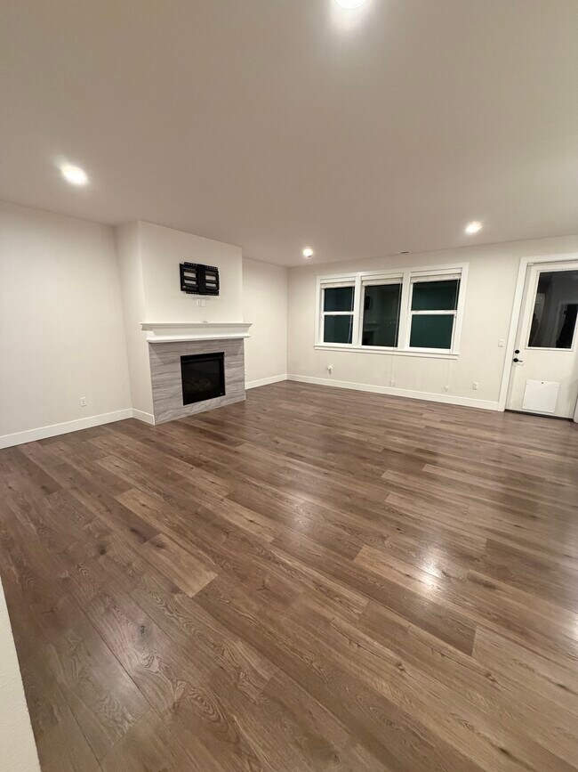 Building Photo - 14717 73rd St E