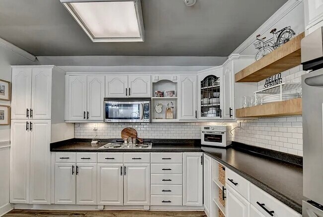 Building Photo - 561 Russell Rd