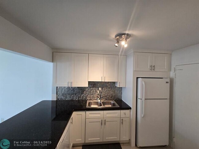 Building Photo - 336 N Birch Rd