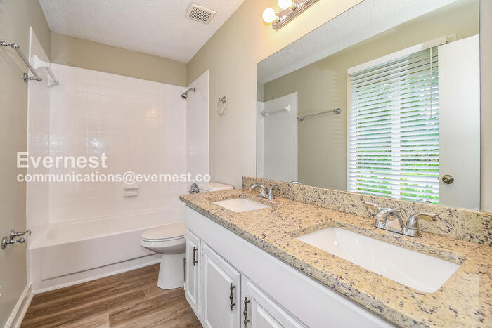 Building Photo - 3323 Lakemar Pl
