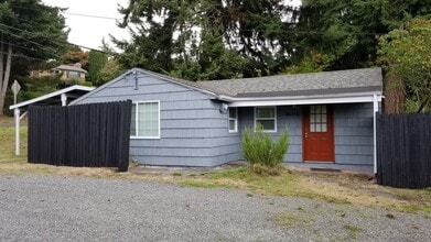 Building Photo - Charming Kenmore Cottage Three Blocks from Lake Washington