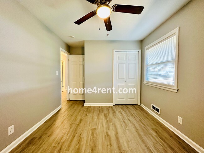 Building Photo - Ranch Style Home in KCMO w/ LVP Floors, SS Appliances and a Fenced Yard!