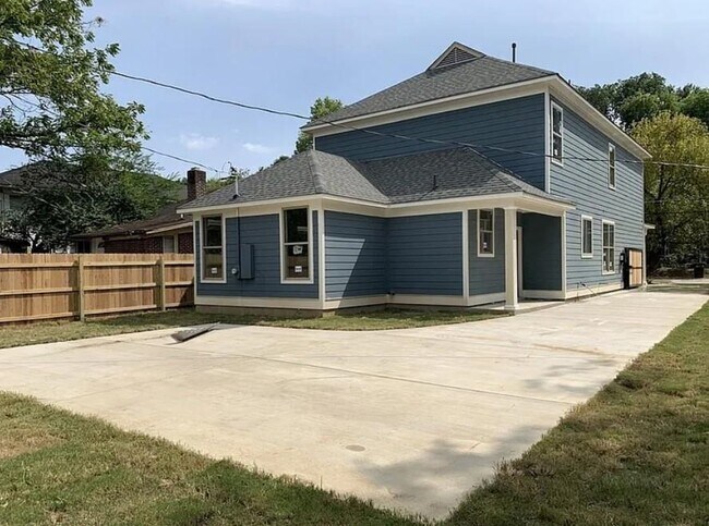 Building Photo - 2374 Forest Ave