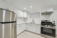 Building Photo - Shorewood Place 1035