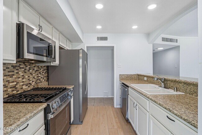 Building Photo - 809 Del Mar Dr