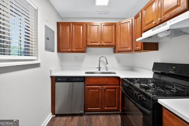 Building Photo - 2516 Peachwood Cir NE