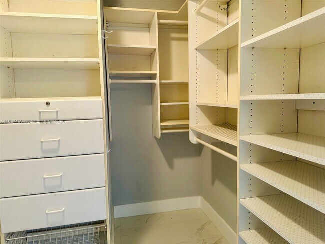Building Photo - 3640 Yacht Club Dr