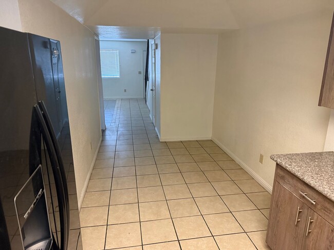 Building Photo - 3 Bedroom 1.5 Bathroom Townhouse