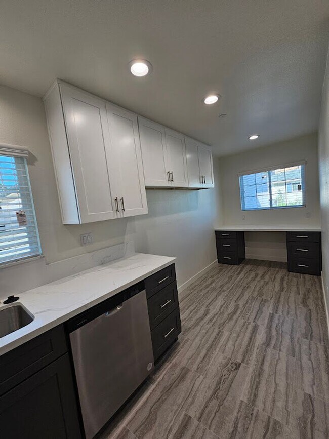 Building Photo - Newly Remodeled 2 Bedroom / 1 Bath! Call o...