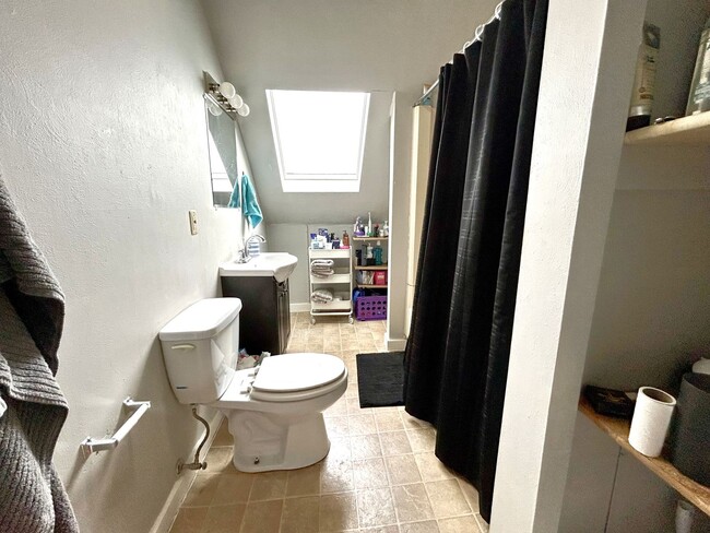 Building Photo - 5 Bedroom/1 Bathroom - Available Now For Short-Term Lease - Great Downtown Location!