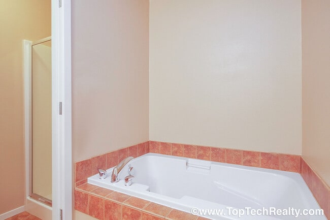 Building Photo - Fabulous 3 BD* 2.5 BA In Popular Arbor Reserve Townhome Community! **Minutes From Tanasbourne Sho...