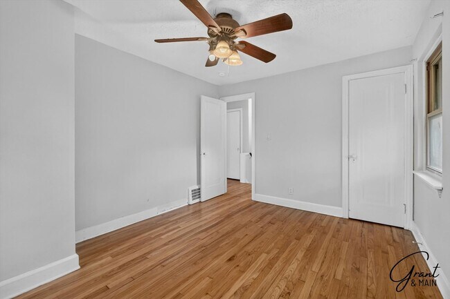 Building Photo - $1350 3 bedrooms