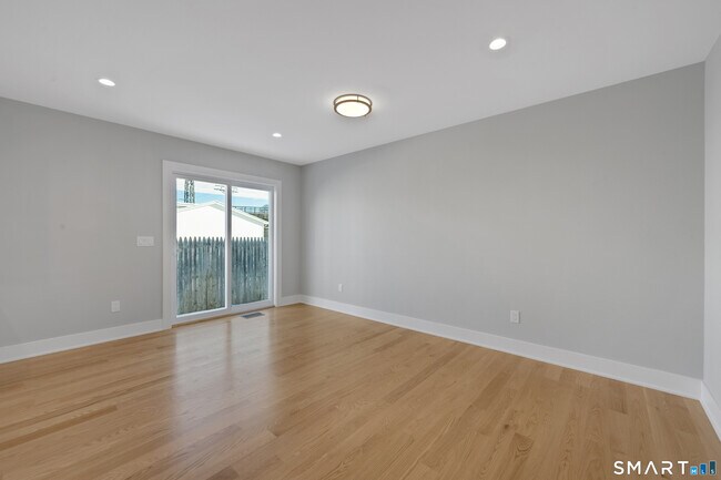 Building Photo - 20 Bouton St