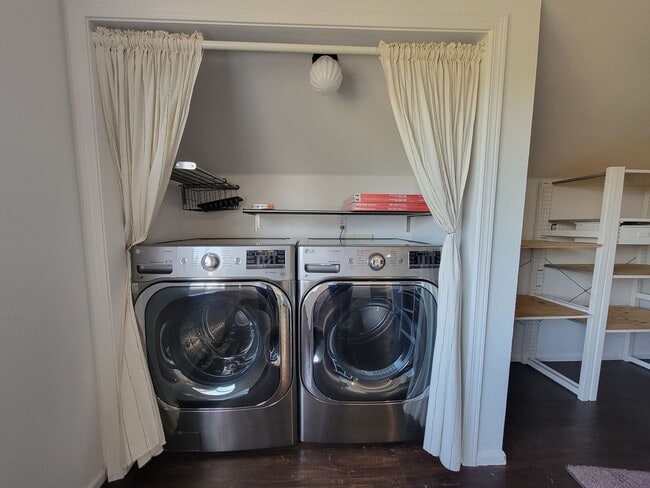 Building Photo - Bright and cheery 2 bed top level apartment in convenient Bremerton location