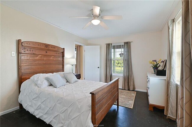 Building Photo - 7 acres with 5 bed, 3 bath less than 25 mi...