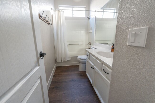 Building Photo - Stunning 3 Bedroom 2 Bath Home