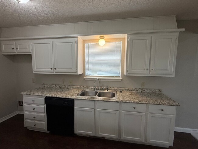 Building Photo - Welcome to your new home on this great corner lot with 3 bedrooms and 2 baths in Owasso!