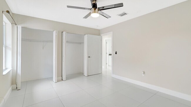 Building Photo - 1412 NE 53rd Ct