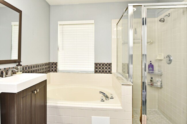 Building Photo - Charming 3/2 home 32825