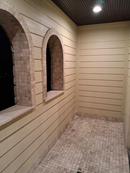 Building Photo - 305 Hughes Rd