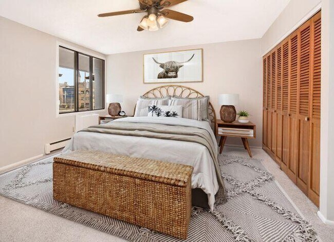 Building Photo - 2025 E Greenwich Ave