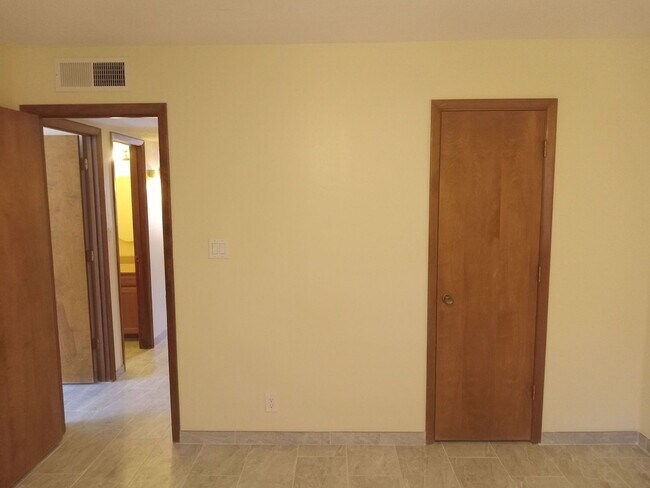 Building Photo - 4 BEDROOM 3 BATHROOM HOME IN THE VIBRANT C...