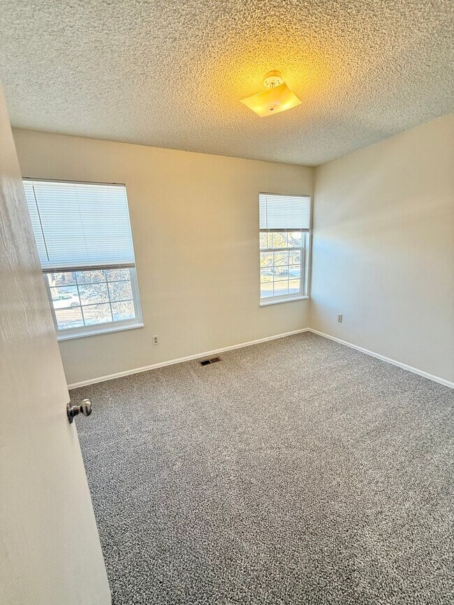 Building Photo - Beautiful Home on Picket for Rent!