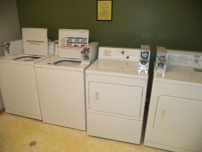 Building Photo - 8935 S Wood Creek Dr