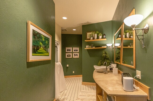 Master Bathroom - 111 Roberts St N