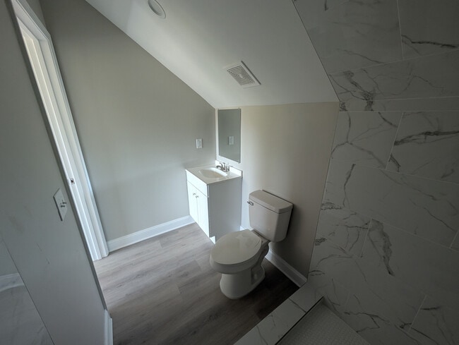 Building Photo - Room in House on Hart St