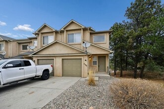 Building Photo - Wonderful End-unit townhome that backs to beautiful open space!