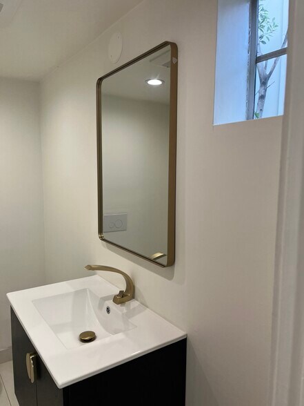 Building Photo - 454 S Clark Dr