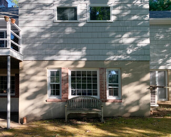 Building Photo - 33 Evergreen Rd