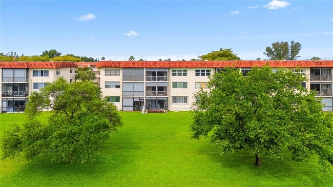 Building Photo - 9200 N Hollybrook Lake Dr