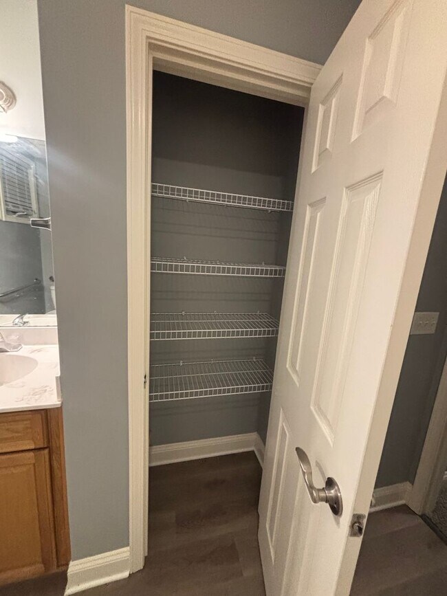 Building Photo - Charming & Spacious Three Bedroom, Two Bathroom Single Family Home