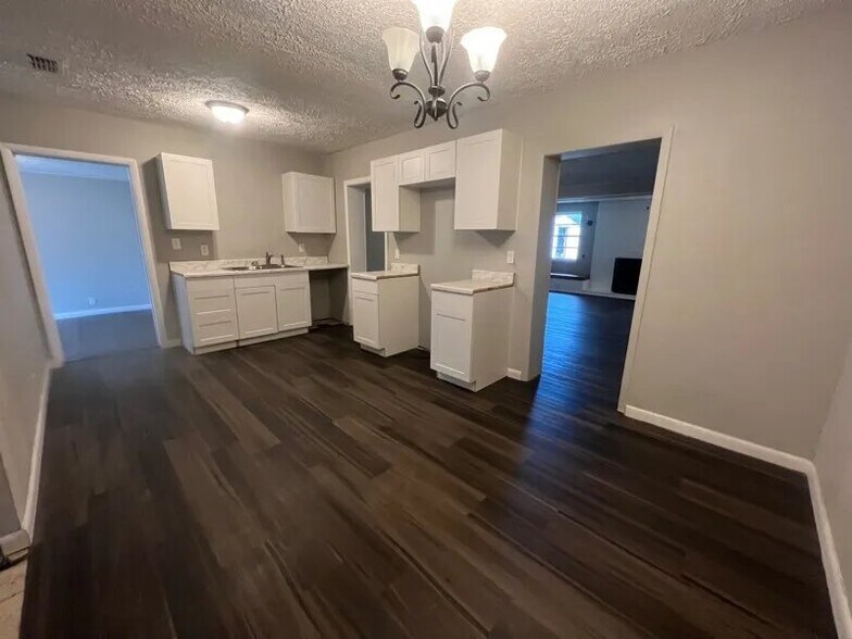 Building Photo - 4731 E Castlewood Dr