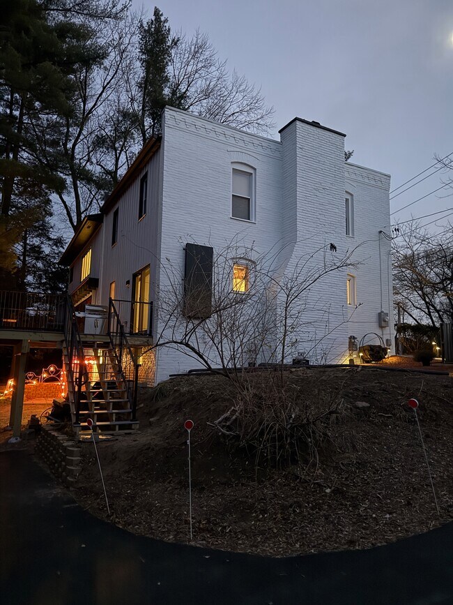 Building Photo - 75 Pine St