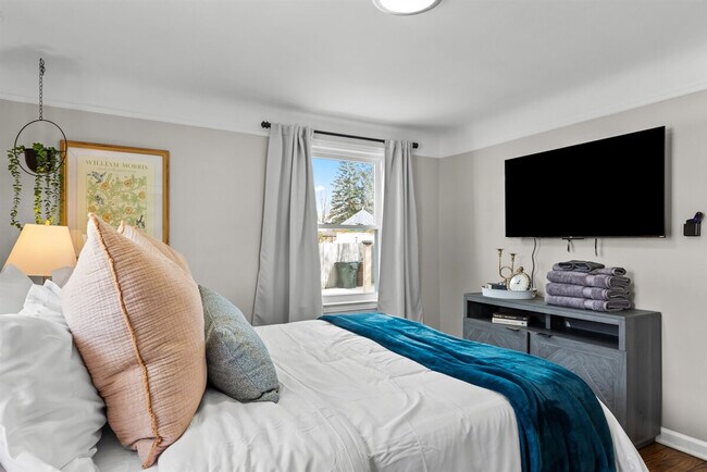 Building Photo - 8254 Mary Ann Ave