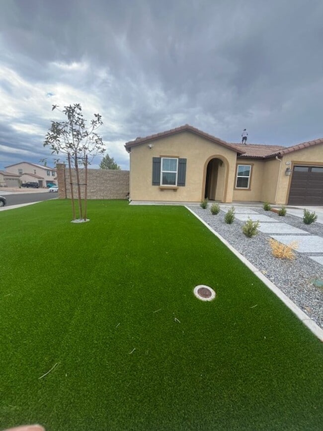 Building Photo - Charming Single-Story Home for Rent – Ener...