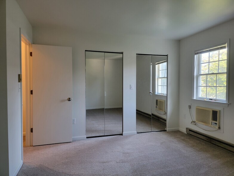Building Photo - 102 Bradford Dr