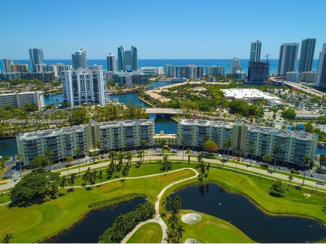 Building Photo - 400 Leslie Dr