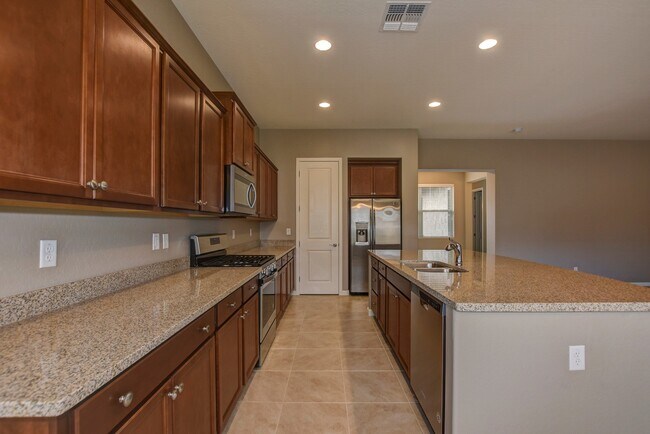 Building Photo - Beautiful custom home in The Dells!